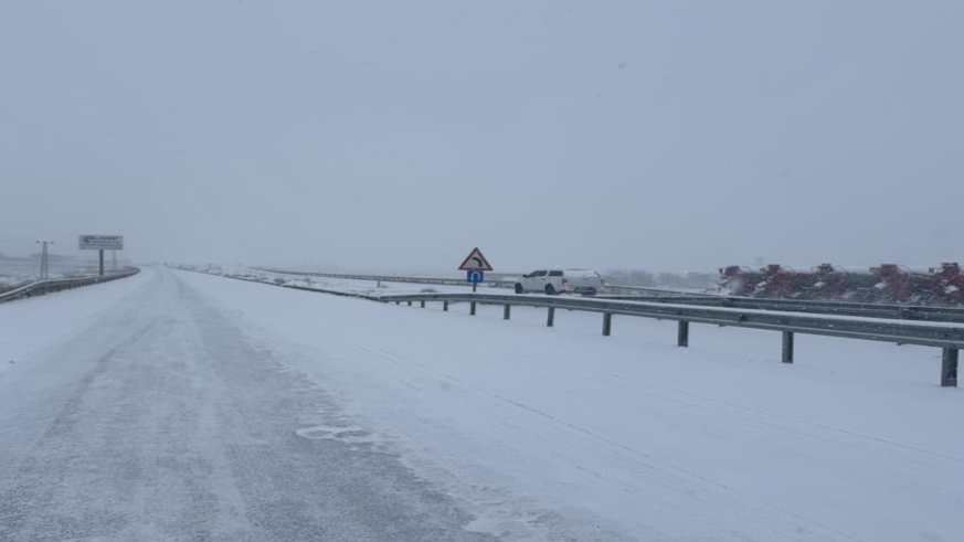 Kar yağışı ulaşımı olumsuz etkiledi