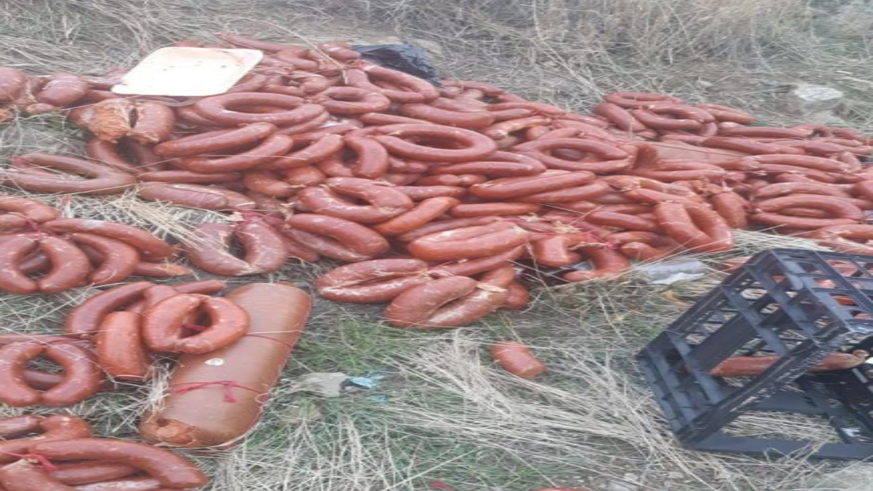 Yüzlerce kilo et ürünü boş araziye atıldı