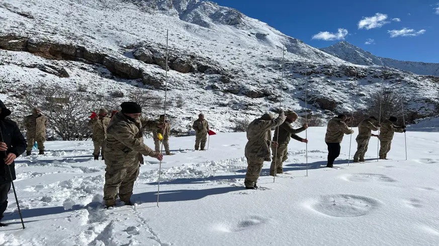 Güvenlik korucularına çığda arama kurtarma eğitimi verildi