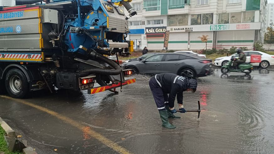 DİSKİ ekipleri kentte süren yağışlara karşı sahada