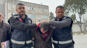 Üvey oğlunu bıçaklayarak öldürdü