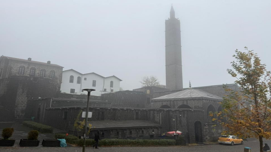 Diyarbakır’ın tarihi mekanlarını sis kapladı