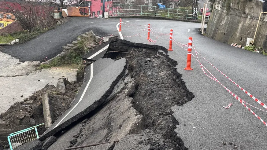 Zonguldak'ta heyelan nedeniyle mahalle yolunun bir kısmı çöktü