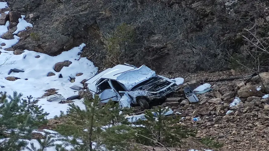 Dere yatağına devrilen otomobilin sürücüsü hayatını kaybetti