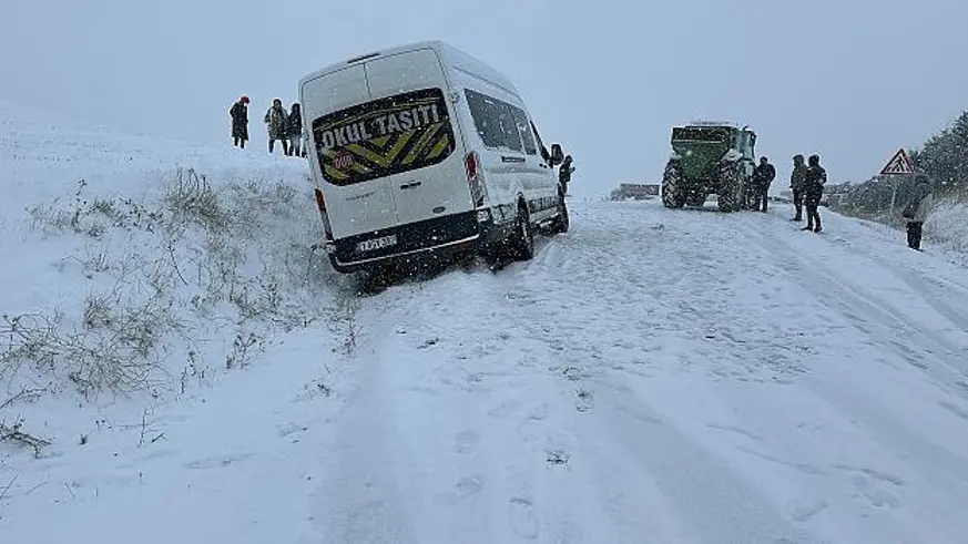 Diyarbakır’da kara saplanan öğretmen servis aracı kurtarıldı