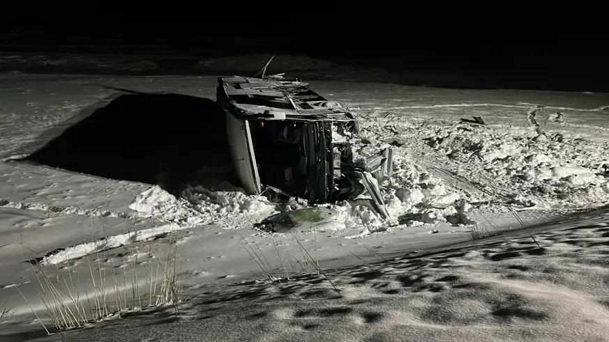 Erzurum'da yolcu otobüsü devrildi