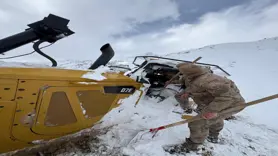 Köy yolunda çalışma yapan iş makinesinin üzerine çığ düştü