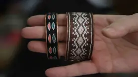 Bakır ve yarı değerli taşlarla takılar üretiliyor