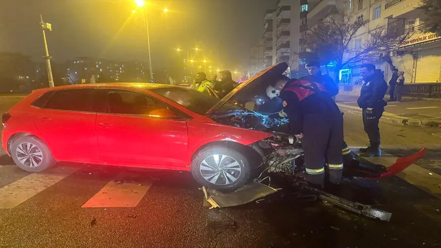 Kaza yapan otomobilde çıkan yangın söndürüldü