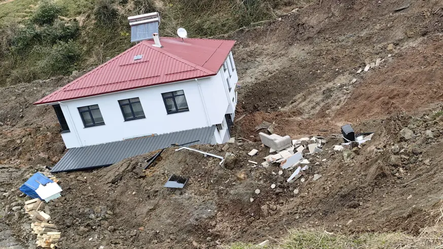 Heyelandan etkilenen 2 katlı ev sürüklendi