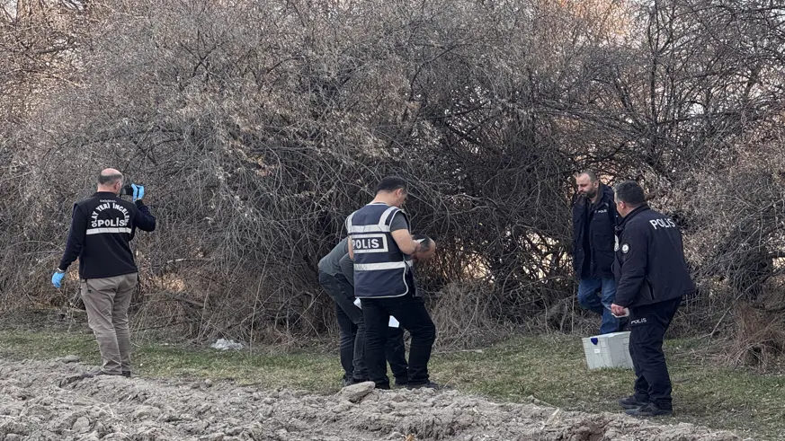 Boş arazide 3 kişi baygın, 1 kişi ölü bulundu