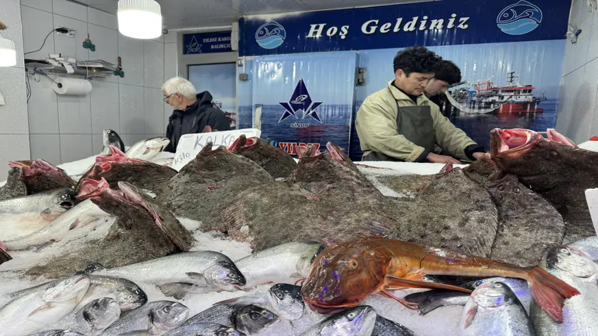 Tezgahlar bol miktarda kalkan balığıyla süslendi