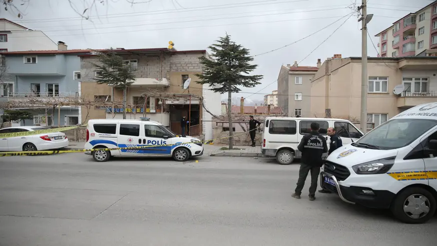 İhbara giden 2 polis, keser ve bıçakla yaralandı