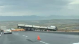 Diyarbakır’da tır yoldan çıktı