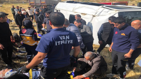 Van'da tır yolcu minibüsü ile çarpıştı
