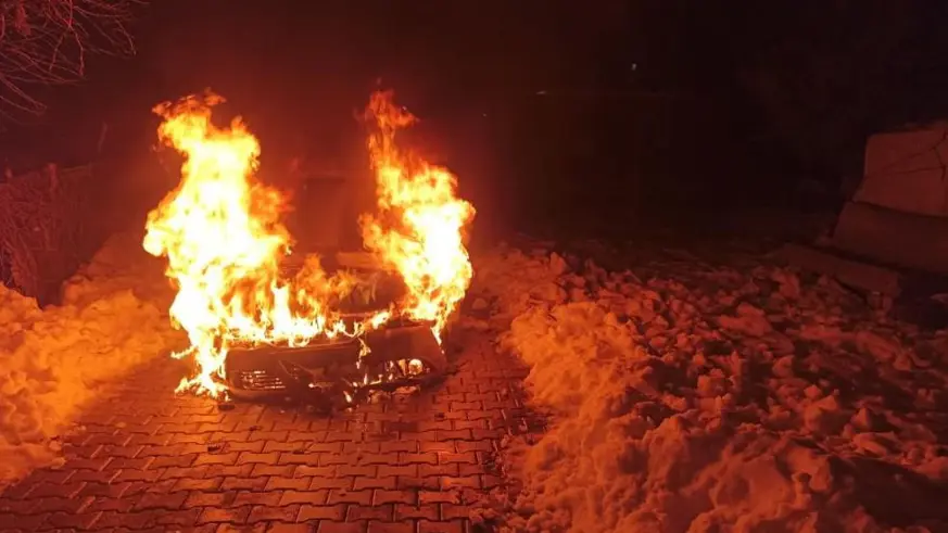 Diyarbakır'da seyir halindeki araç alev topuna döndü