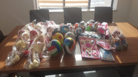 Sağlık çalışanlarından hasta çocuklara oyuncak sürprizi