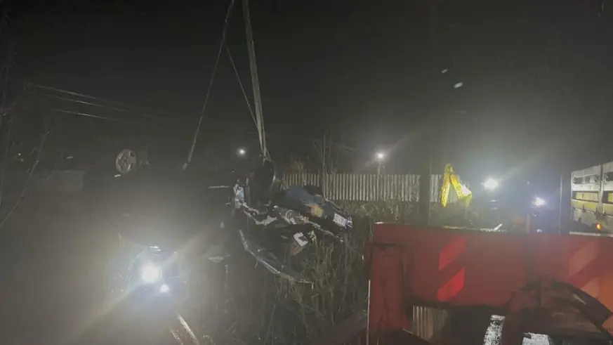 Otomobil çaya uçtu: Baba ve oğlu öldü