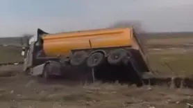 Yol kenarına devrilen kamyonun sürücüsü yaralandı