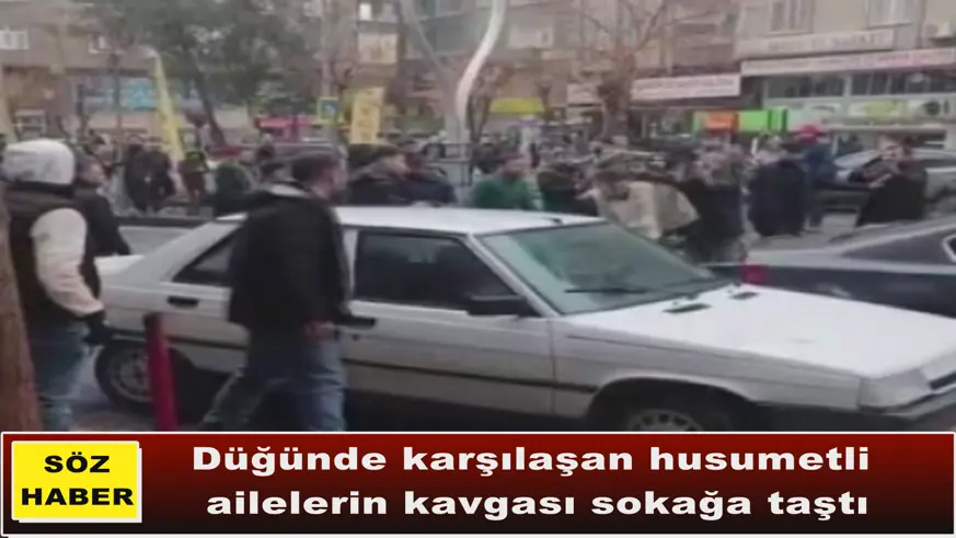 Düğünde karşılaşan husumetli  ailelerin kavgası sokağa taştı