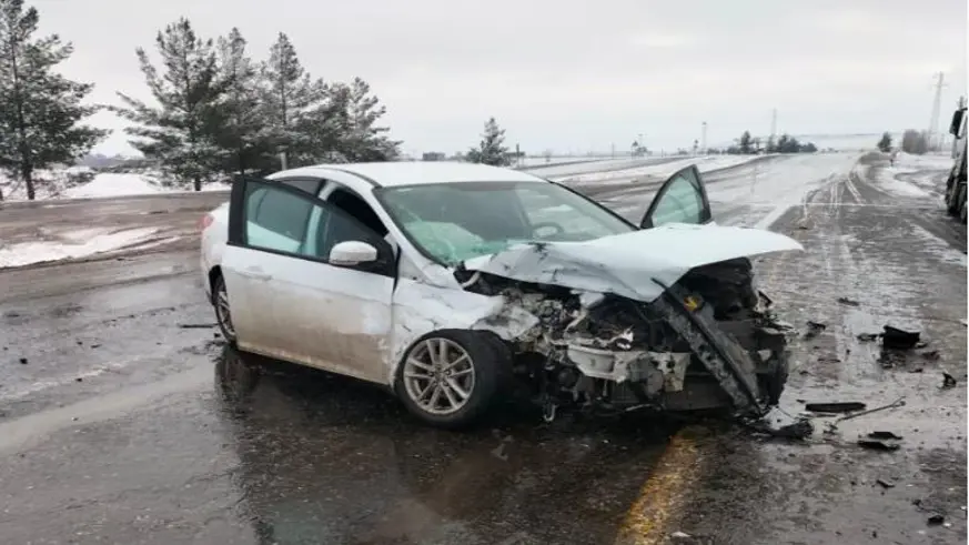 Tır ile otomobil çarpıştı: 2 yaralı