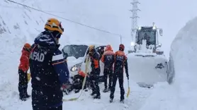 Çığ altında kalan araçtaki 2 kişi kurtarıldı