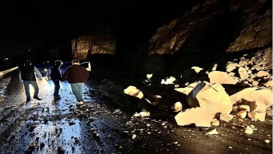 Dağdan kopan kayalar yolu trafiğe kapattı