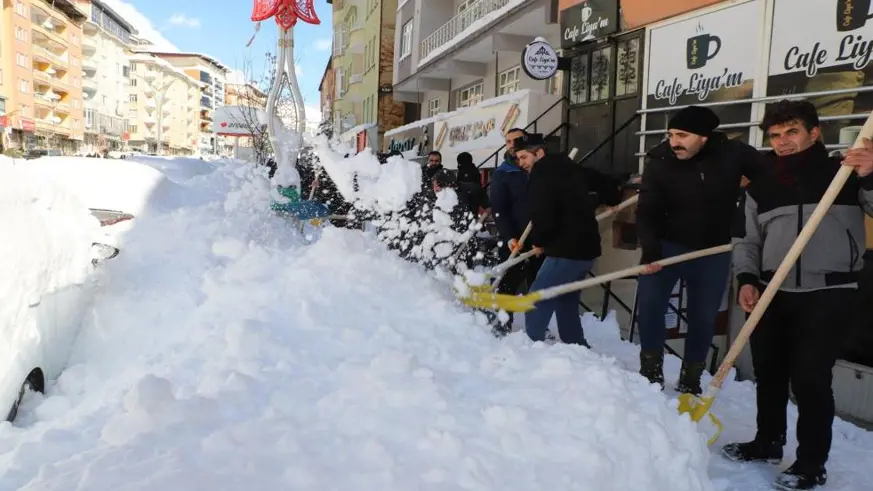 Güvenlik korucularından karla mücadeleye destek