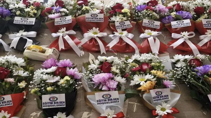 Çermik'e atanan öğretmenlere çiçekli karşılama