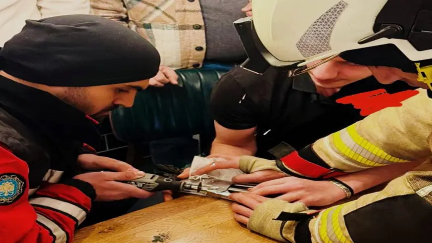 Parmağı zımbaya sıkışan genç için itfaiye ekipleri harekete geçti