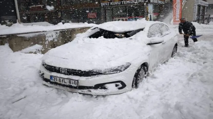 Çatıda çözülen kar kütlesi otomobilin üzerine düştü