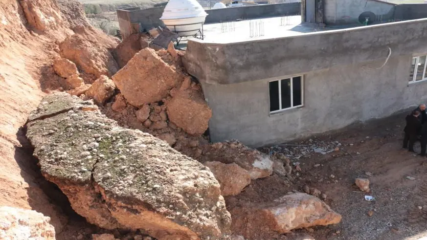 Dev kayalar evi yerle bir etti