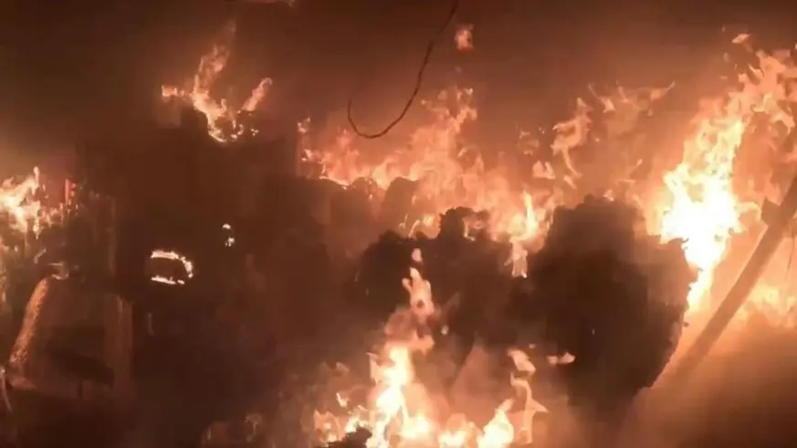 İş yerindeki yangın itfaiye erinin kask kamerasına yansıdı