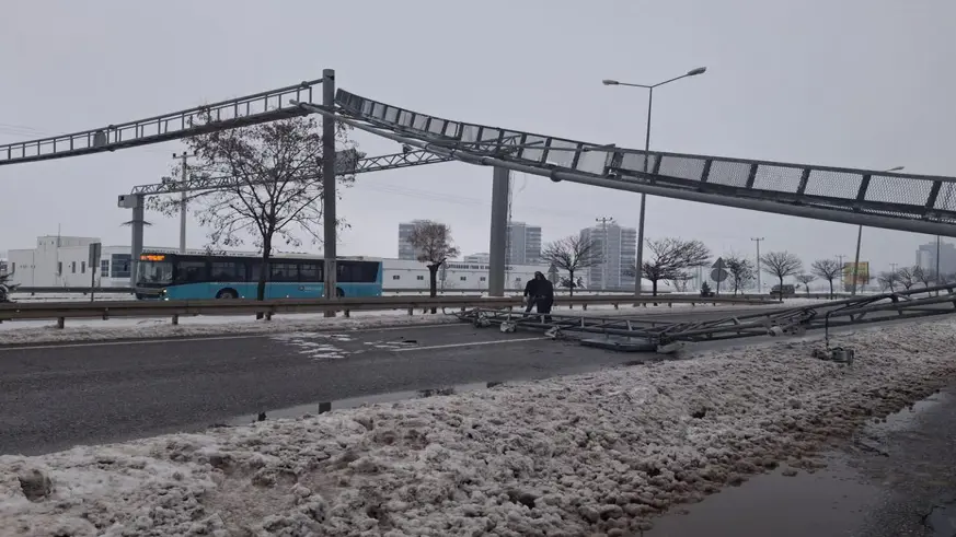 MOBESE Kameralarının Bulunduğu Direk Çöktü