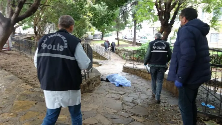 Evinin önündeki parkta ölü bulundu