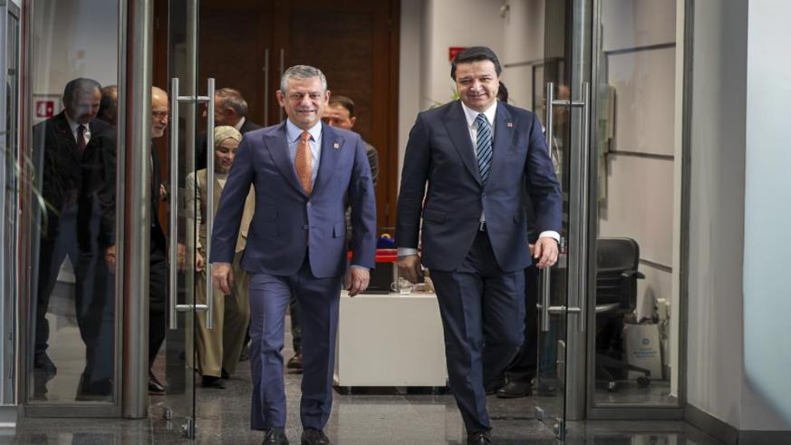 CHP Genel Başkanı Özel ile Arıkan bir araya geldi