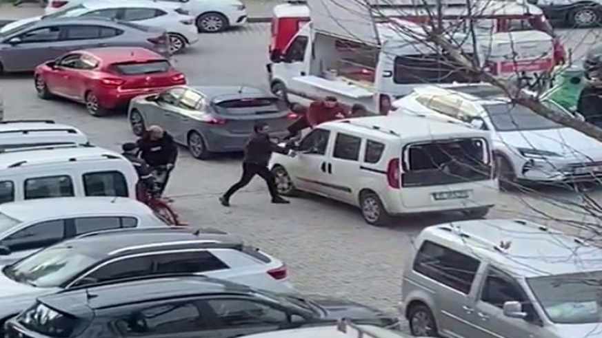 Polis merkezi önünde sopayla darp