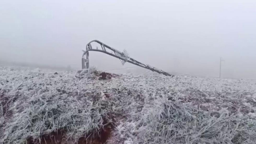 Tipi onlarca elektrik direğini yıktı