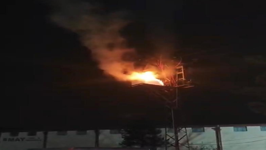 Elektrik direğindeki pano alev alev yandı