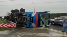 Cezaevi nakil aracı devrildi