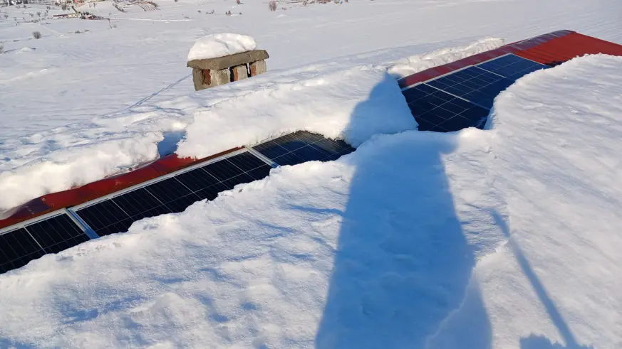 Kulp kırsalında kar, güneş panellerini etkiledi