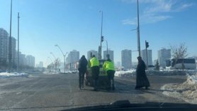 Sürücünün yardımına polis koştu