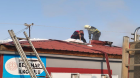 Okulda sobadan çıkan kıvılcım çatıyı tutuşturdu