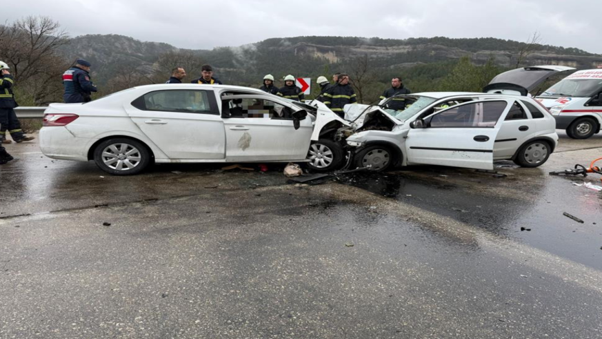 İki otomobil kafa kafaya çarpıştı: 6 ölü, 6 yaralı