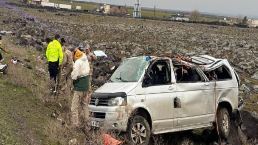 Iraklı turistleri taşıyan araç devrildi