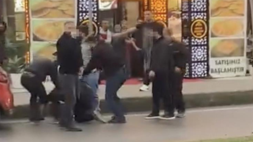 Aralarına aldıkları kişiyi tekme tokat dövdüler