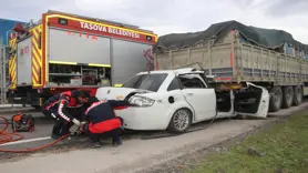 Tıra çarpan otomobildeki 2 kişi öldü