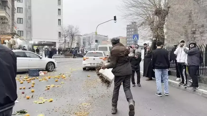 Kaldırım işgali müdahalesinde gerginlik