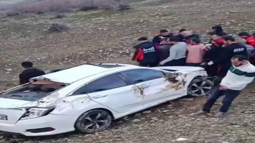 Diyarbakır’da otomobil yoldan çıktı