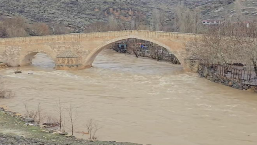 Sinek Çayı'nın su seviyesi yağışlarla yükseldi